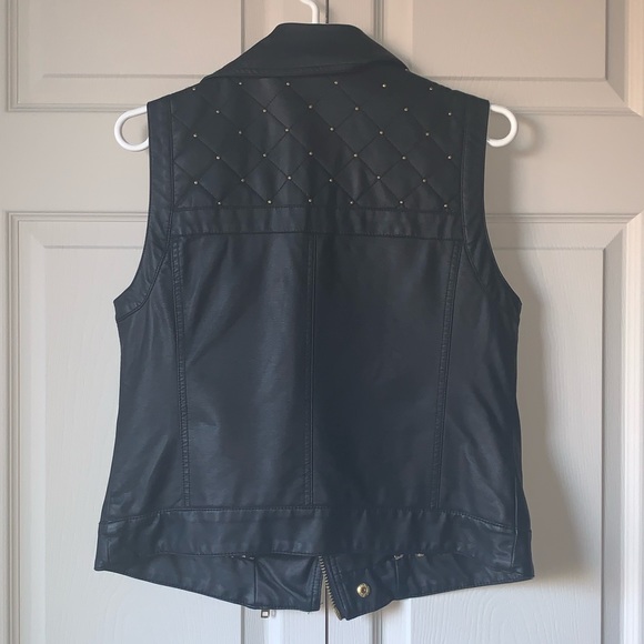 Black Sleeveless Vest - Picture 3 of 3